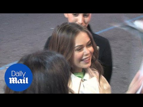 Actress Alexis Dziena signs autographs for fans in 2010 - Daily Mail